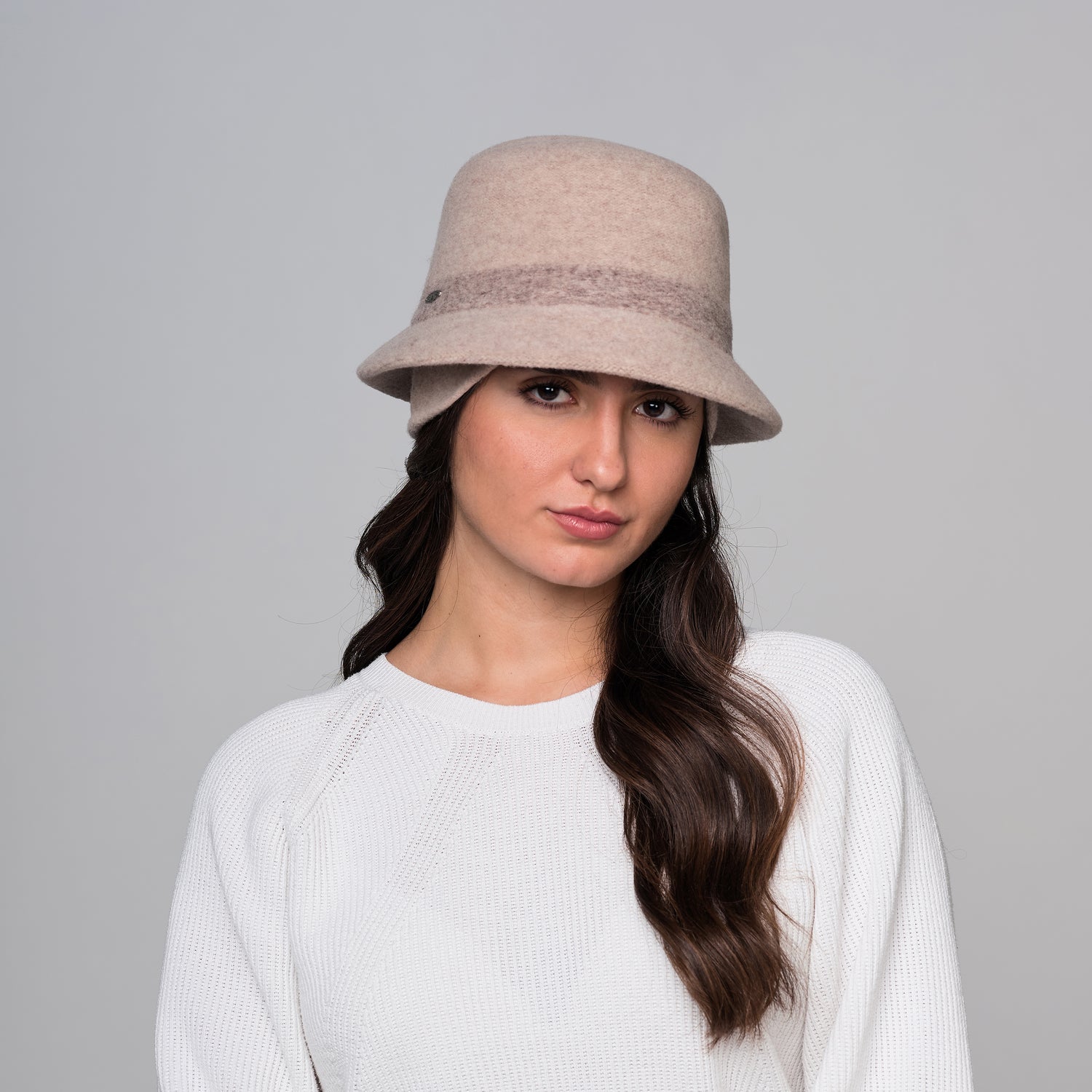 CLAUDEL - CLOCHE AVEC RABAT D'OREILLE