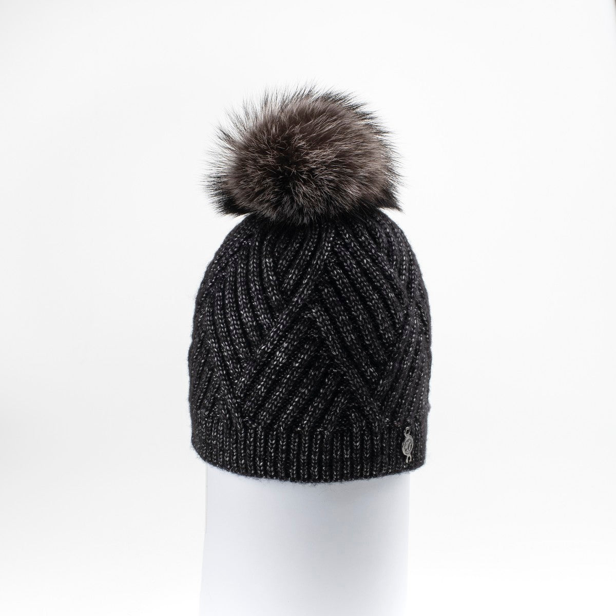 CHEVRON BEANIE WITH UPCYCLED FUR POM GOLF  2100 BLACK ONE SIZE  