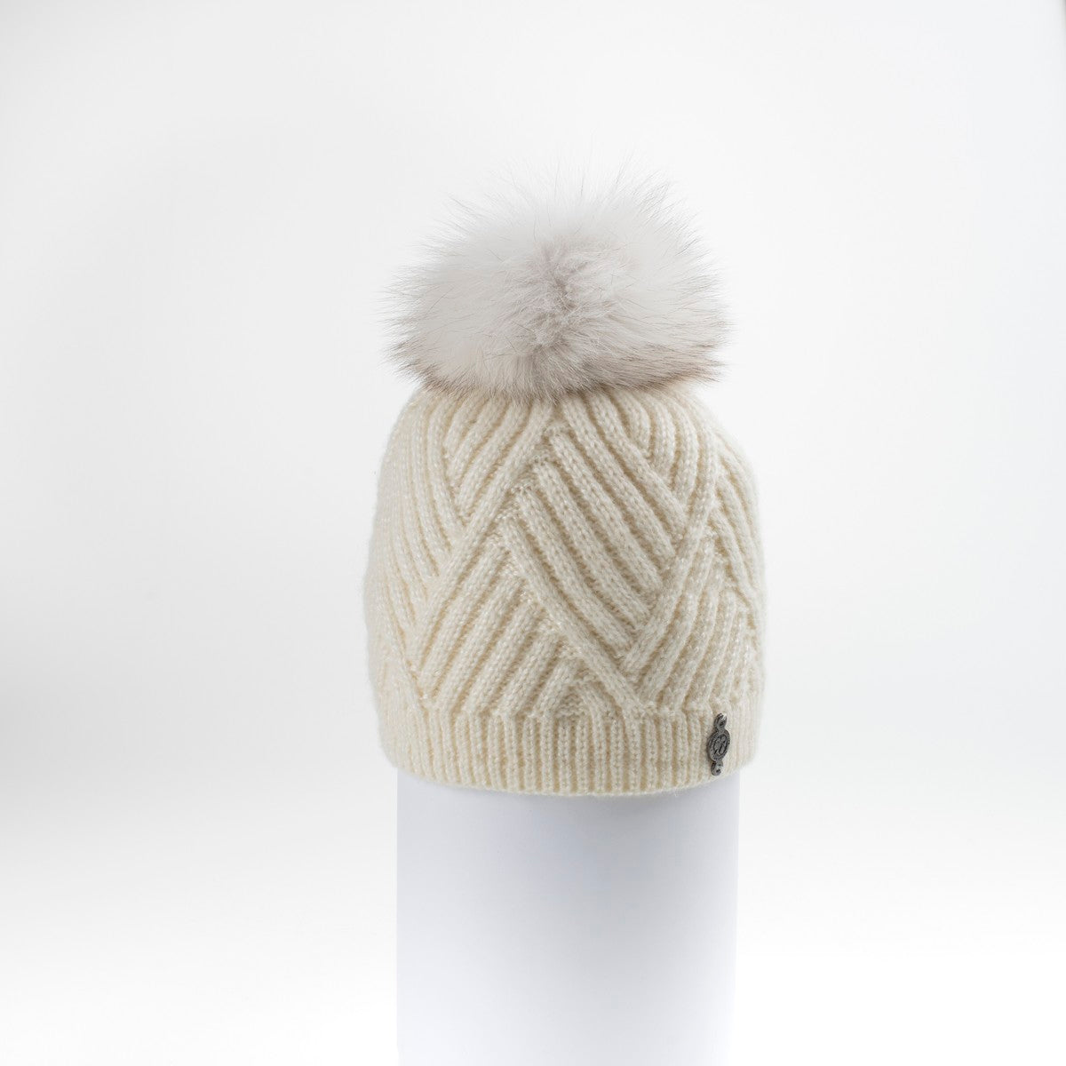 CHEVRON BEANIE WITH UPCYCLED FUR POM GOLF  4900 CREAM ONE SIZE  